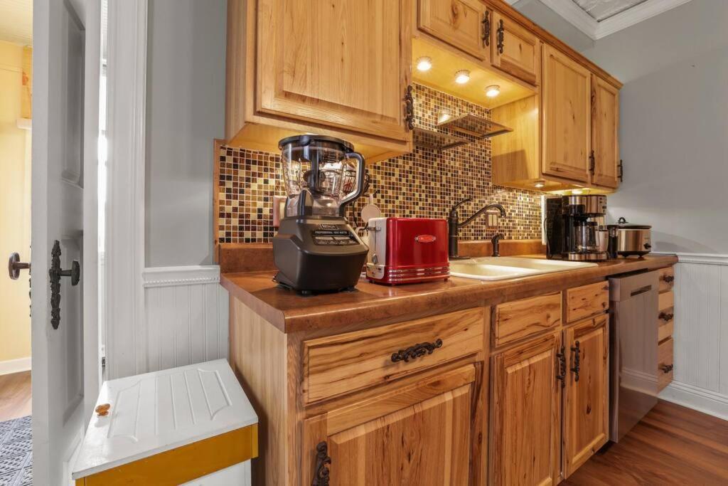Charming Victorian Home - 2 Minutes To Downtown Lancaster Extérieur photo