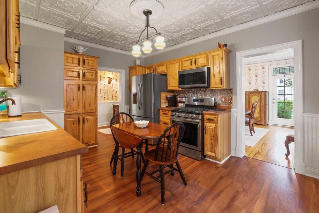 Charming Victorian Home - 2 Minutes To Downtown Lancaster Extérieur photo